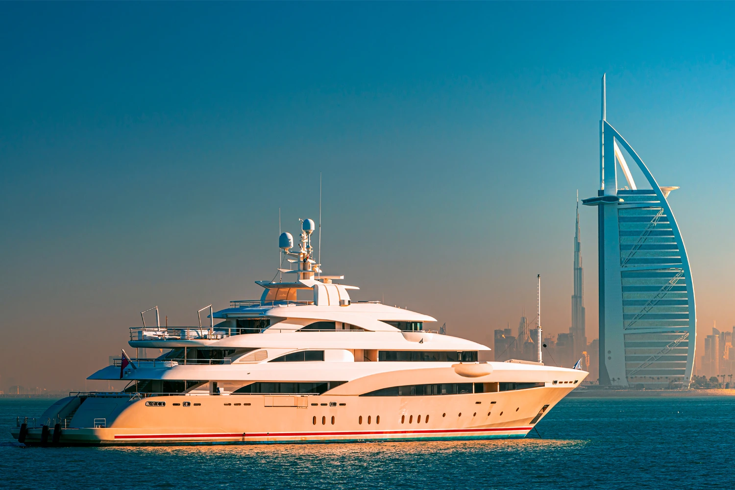 yacht rental dubai for 10 persons